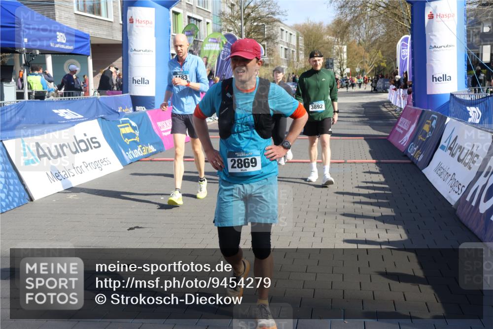 12.04.2026 - 45. Internationalen Wilhelmsburger Insellauf Strokosch-Dieckow http://msf.ph/oto/9454279 12.04.2026 10:42:16 Ziel 2479, 3892, 4483, 5654 meine-sportfotos.de