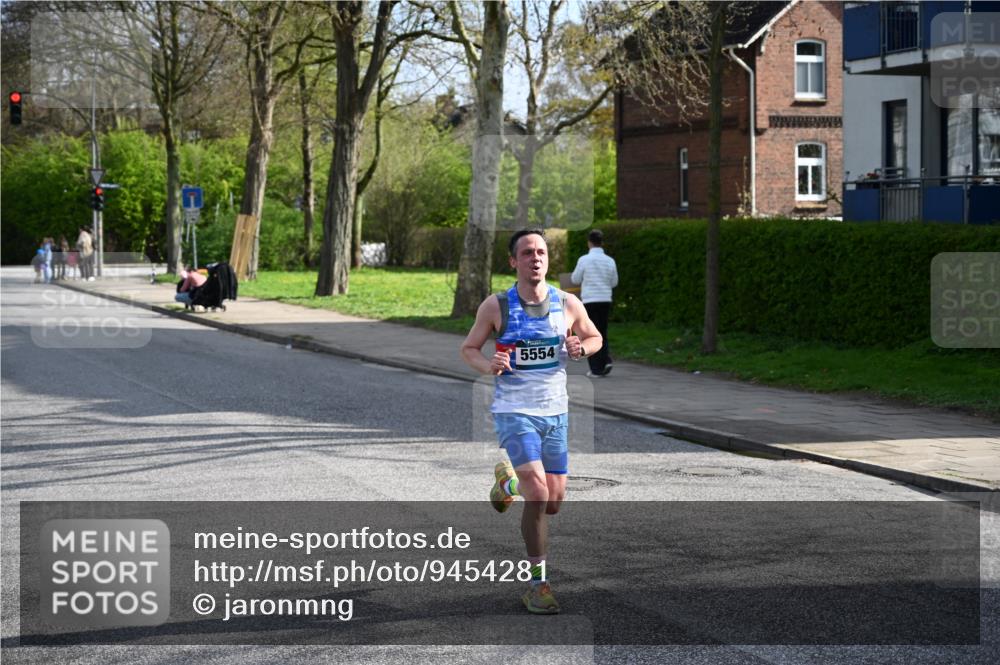 12.04.2026 - 45. Internationalen Wilhelmsburger Insellauf J. Mangold http://msf.ph/oto/9454281 12.04.2026 10:18:23 Ziel 3262, 5554, 4733, 4583, 4117, 3644, 2757 meine-sportfotos.de