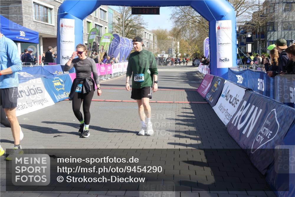 12.04.2026 - 45. Internationalen Wilhelmsburger Insellauf Strokosch-Dieckow http://msf.ph/oto/9454290 12.04.2026 10:42:18 Ziel 4483, 5654, 2836 meine-sportfotos.de