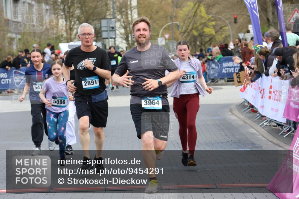 12.04.2026 - 45. Internationalen Wilhelmsburger Insellauf Strokosch-Dieckow http://msf.ph/oto/9454291 12.04.2026 13:05:12 Ziel 5088, 5864, 3964, 2891, 4314, 5096, 5808, 5477 meine-sportfotos.de