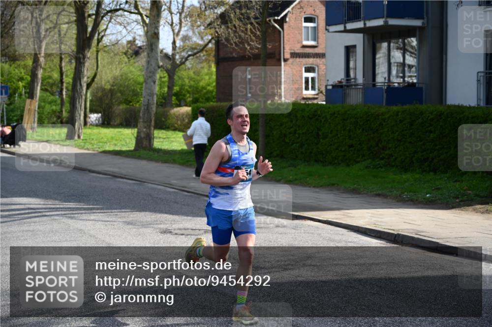 12.04.2026 - 45. Internationalen Wilhelmsburger Insellauf J. Mangold http://msf.ph/oto/9454292 12.04.2026 10:18:23 Ziel 3262, 5554, 4733, 4583, 4117, 3644, 2757 meine-sportfotos.de