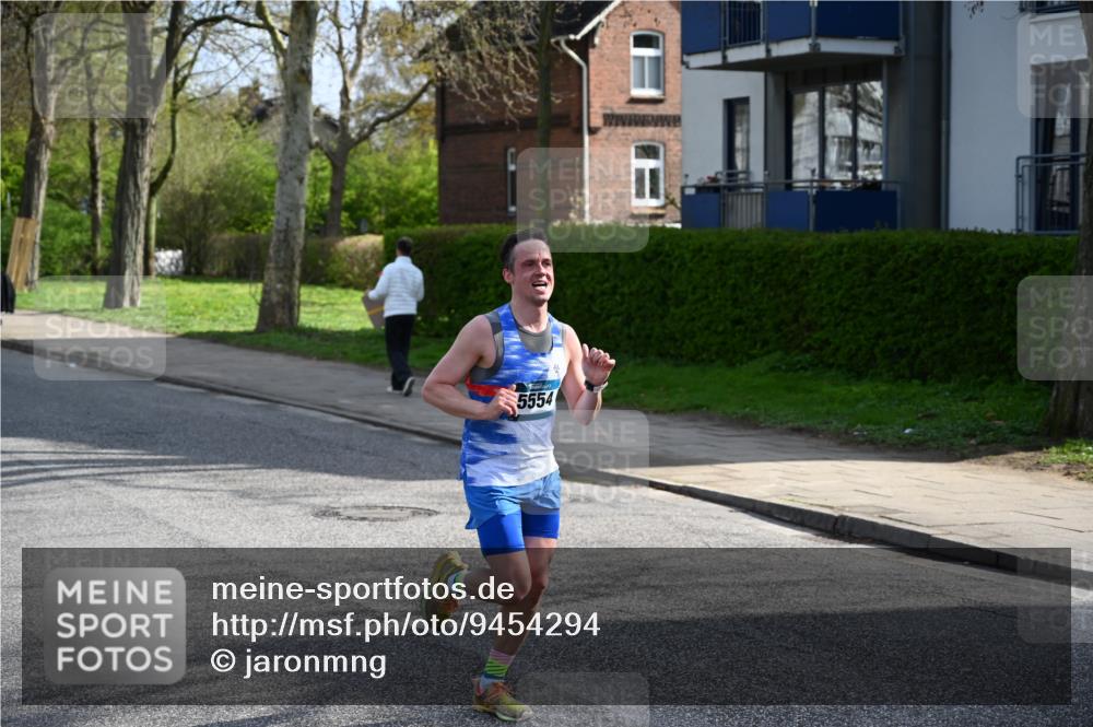 12.04.2026 - 45. Internationalen Wilhelmsburger Insellauf J. Mangold http://msf.ph/oto/9454294 12.04.2026 10:18:23 Ziel 3262, 5554, 4733, 4583, 4117, 3644, 2757 meine-sportfotos.de