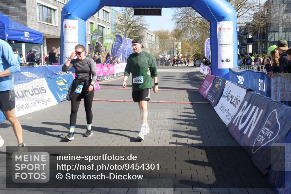 12.04.2026 - 45. Internationalen Wilhelmsburger Insellauf Strokosch-Dieckow http://msf.ph/oto/9454301 12.04.2026 10:42:18 Ziel 4483, 5654, 2836 meine-sportfotos.de