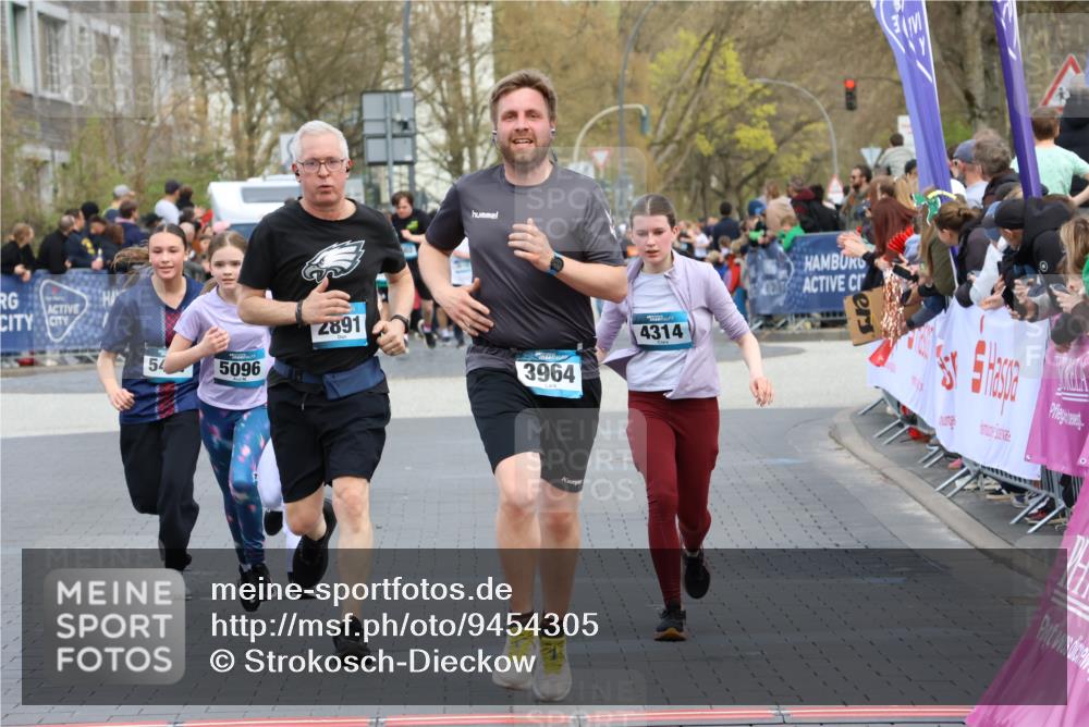 12.04.2026 - 45. Internationalen Wilhelmsburger Insellauf Strokosch-Dieckow http://msf.ph/oto/9454305 12.04.2026 13:05:12 Ziel 5088, 5864, 3964, 2891, 4314, 5096, 5808, 5477 meine-sportfotos.de