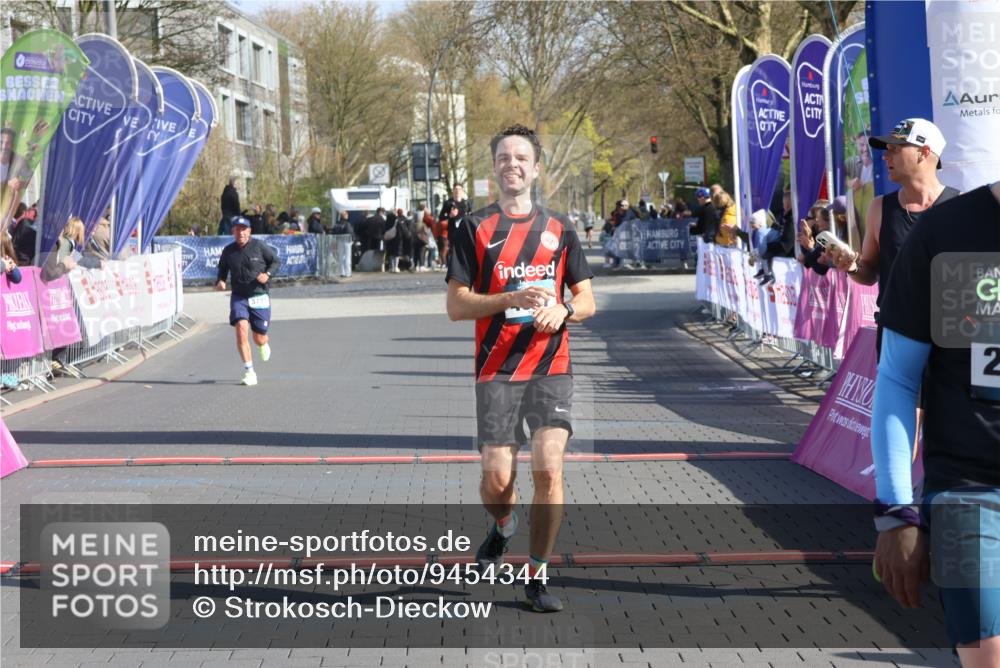 12.04.2026 - 45. Internationalen Wilhelmsburger Insellauf Strokosch-Dieckow http://msf.ph/oto/9454344 12.04.2026 10:29:34 Ziel 3777, 4979, 4087, 3735 meine-sportfotos.de