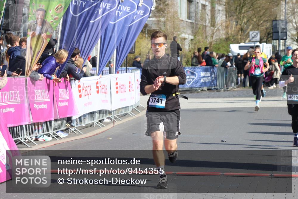 12.04.2026 - 45. Internationalen Wilhelmsburger Insellauf Strokosch-Dieckow http://msf.ph/oto/9454355 12.04.2026 10:42:27 Ziel 4615 meine-sportfotos.de