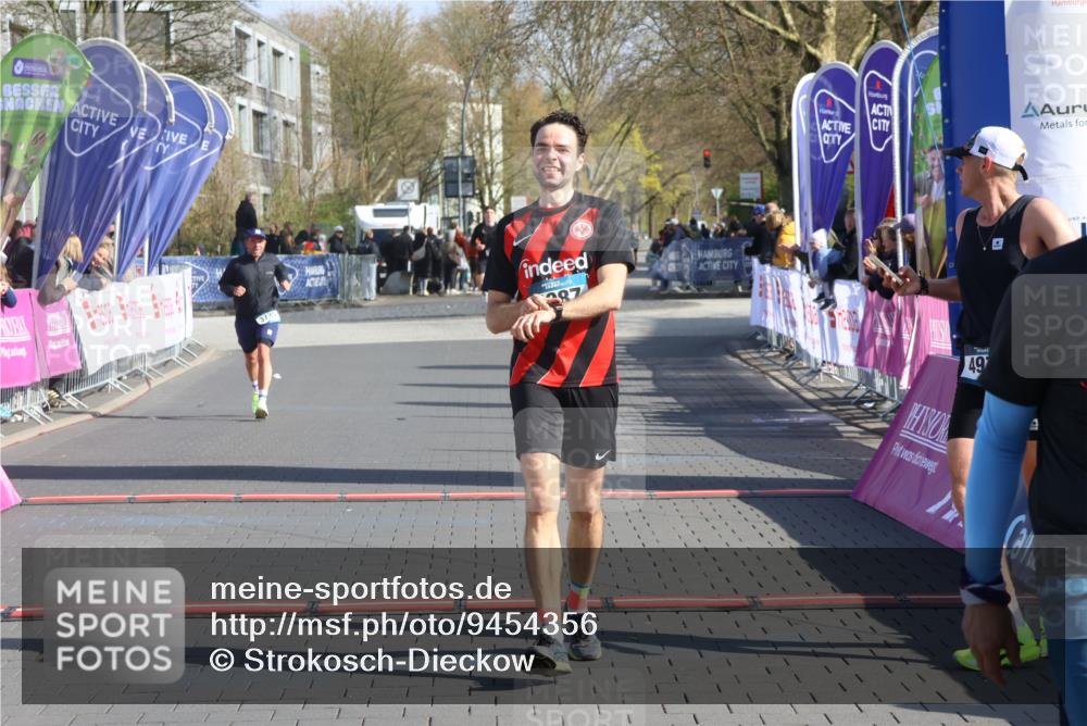 12.04.2026 - 45. Internationalen Wilhelmsburger Insellauf Strokosch-Dieckow http://msf.ph/oto/9454356 12.04.2026 10:29:35 Ziel 3777, 4979, 4087, 3735 meine-sportfotos.de
