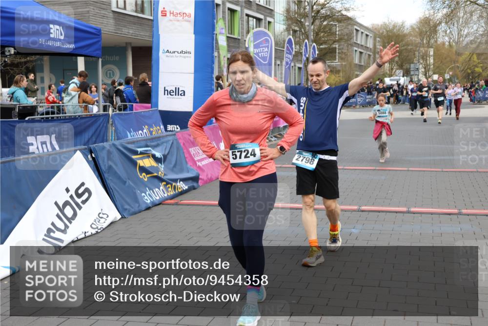12.04.2026 - 45. Internationalen Wilhelmsburger Insellauf Strokosch-Dieckow http://msf.ph/oto/9454358 12.04.2026 13:05:07 Ziel 5724, 2798, 5088 meine-sportfotos.de