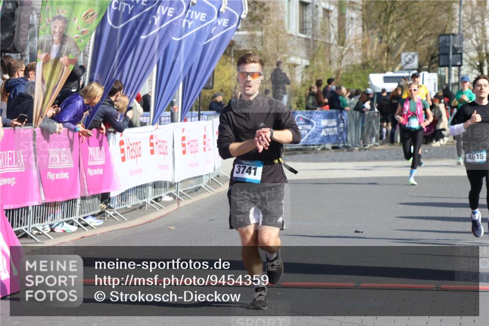 12.04.2026 - 45. Internationalen Wilhelmsburger Insellauf Strokosch-Dieckow http://msf.ph/oto/9454359 12.04.2026 10:42:27 Ziel 4615 meine-sportfotos.de