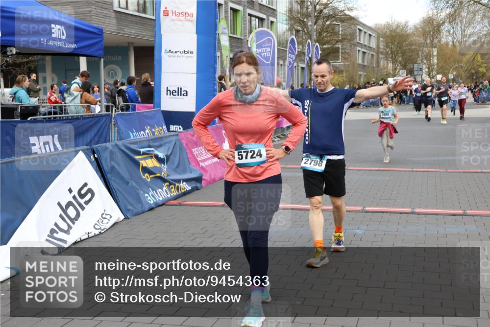 12.04.2026 - 45. Internationalen Wilhelmsburger Insellauf Strokosch-Dieckow http://msf.ph/oto/9454363 12.04.2026 13:05:07 Ziel 5724, 2798, 5088 meine-sportfotos.de