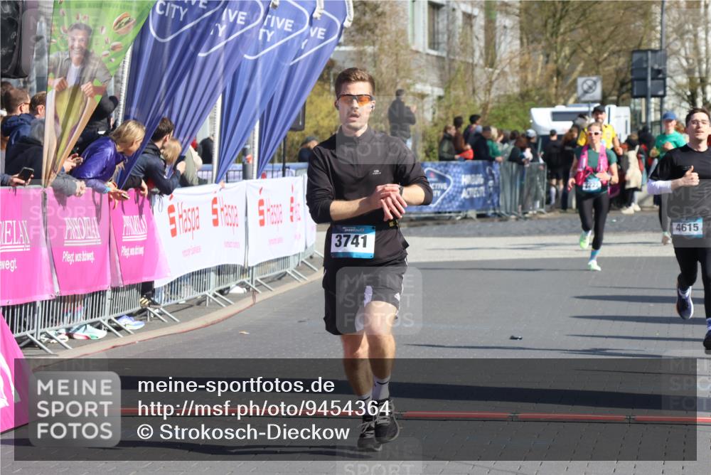 12.04.2026 - 45. Internationalen Wilhelmsburger Insellauf Strokosch-Dieckow http://msf.ph/oto/9454364 12.04.2026 10:42:28 Ziel 4615 meine-sportfotos.de