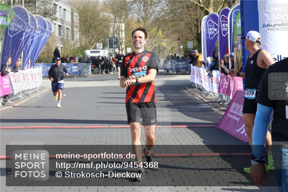 12.04.2026 - 45. Internationalen Wilhelmsburger Insellauf Strokosch-Dieckow http://msf.ph/oto/9454368 12.04.2026 10:29:35 Ziel 3777, 4979, 4087, 3735 meine-sportfotos.de