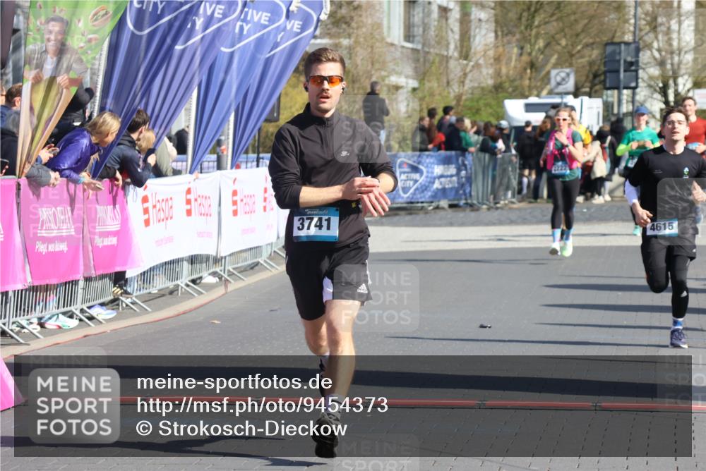 12.04.2026 - 45. Internationalen Wilhelmsburger Insellauf Strokosch-Dieckow http://msf.ph/oto/9454373 12.04.2026 10:42:28 Ziel 4615 meine-sportfotos.de