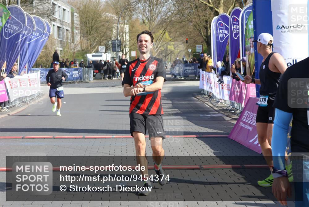 12.04.2026 - 45. Internationalen Wilhelmsburger Insellauf Strokosch-Dieckow http://msf.ph/oto/9454374 12.04.2026 10:29:35 Ziel 3777, 4979, 4087, 3735 meine-sportfotos.de