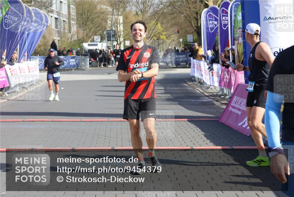 12.04.2026 - 45. Internationalen Wilhelmsburger Insellauf Strokosch-Dieckow http://msf.ph/oto/9454379 12.04.2026 10:29:35 Ziel 3777, 4979, 4087, 3735 meine-sportfotos.de
