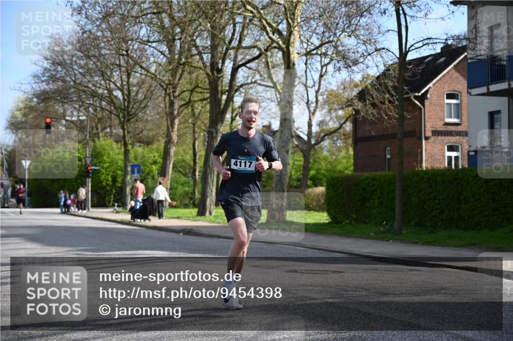 12.04.2026 - 45. Internationalen Wilhelmsburger Insellauf J. Mangold http://msf.ph/oto/9454398 12.04.2026 10:18:48 Ziel 4733, 4583, 4117, 3644, 2757, 5049, 2671, 2549, 3289, 5456, 2789 meine-sportfotos.de