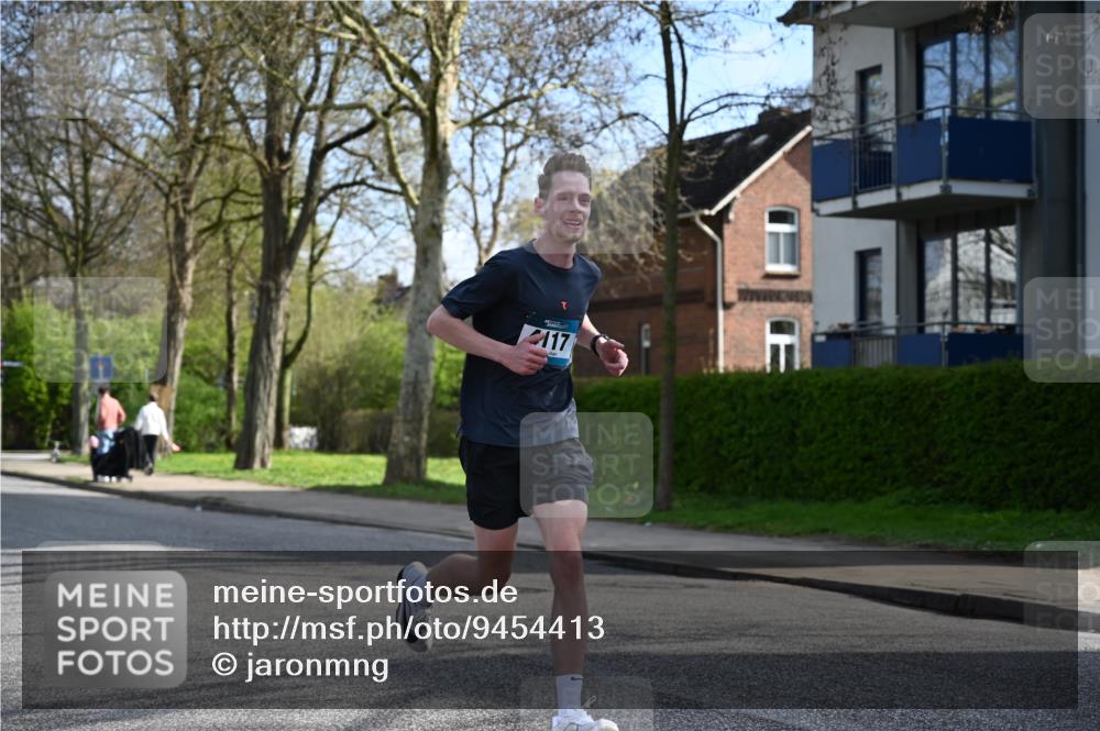 12.04.2026 - 45. Internationalen Wilhelmsburger Insellauf J. Mangold http://msf.ph/oto/9454413 12.04.2026 10:18:49 Ziel 4733, 4583, 4117, 3644, 2757, 5049, 2671, 2549, 3289, 5456, 2789 meine-sportfotos.de