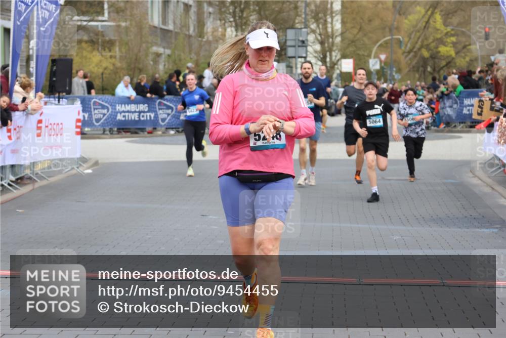 12.04.2026 - 45. Internationalen Wilhelmsburger Insellauf Strokosch-Dieckow http://msf.ph/oto/9454455 12.04.2026 13:04:54 Ziel 5248, 5064 meine-sportfotos.de