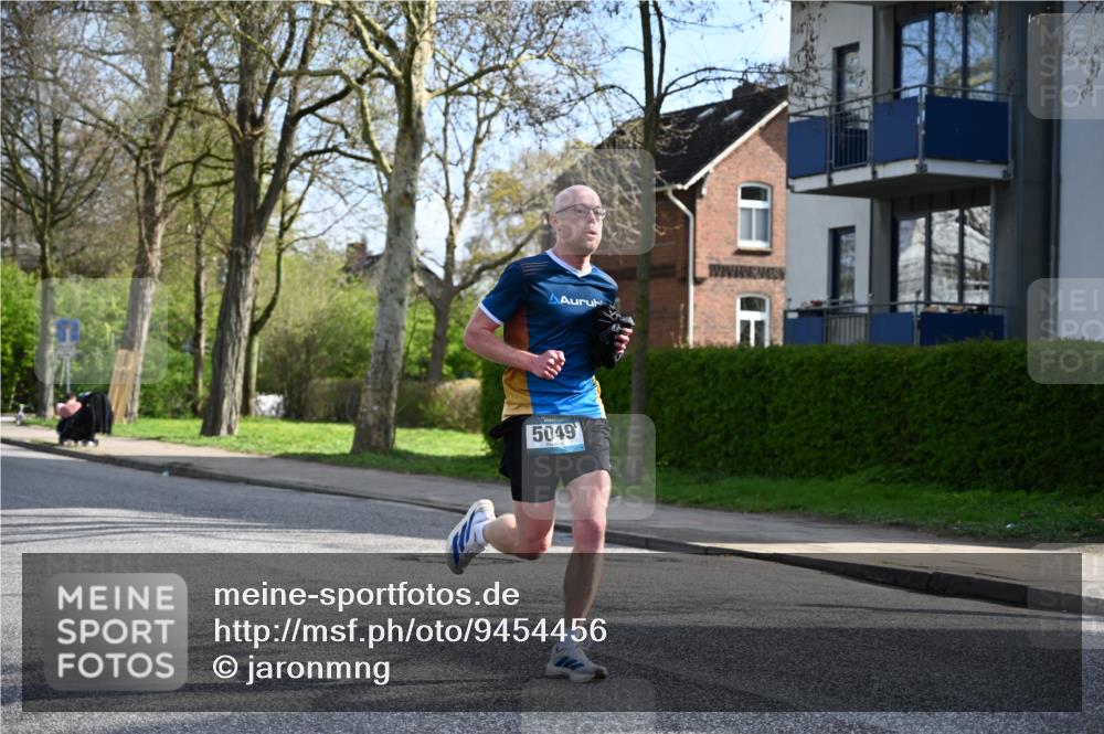 12.04.2026 - 45. Internationalen Wilhelmsburger Insellauf J. Mangold http://msf.ph/oto/9454456 12.04.2026 10:19:12 Ziel 5049, 2671, 2549, 3289, 5456, 2789, 5652, 5652, 3976 meine-sportfotos.de