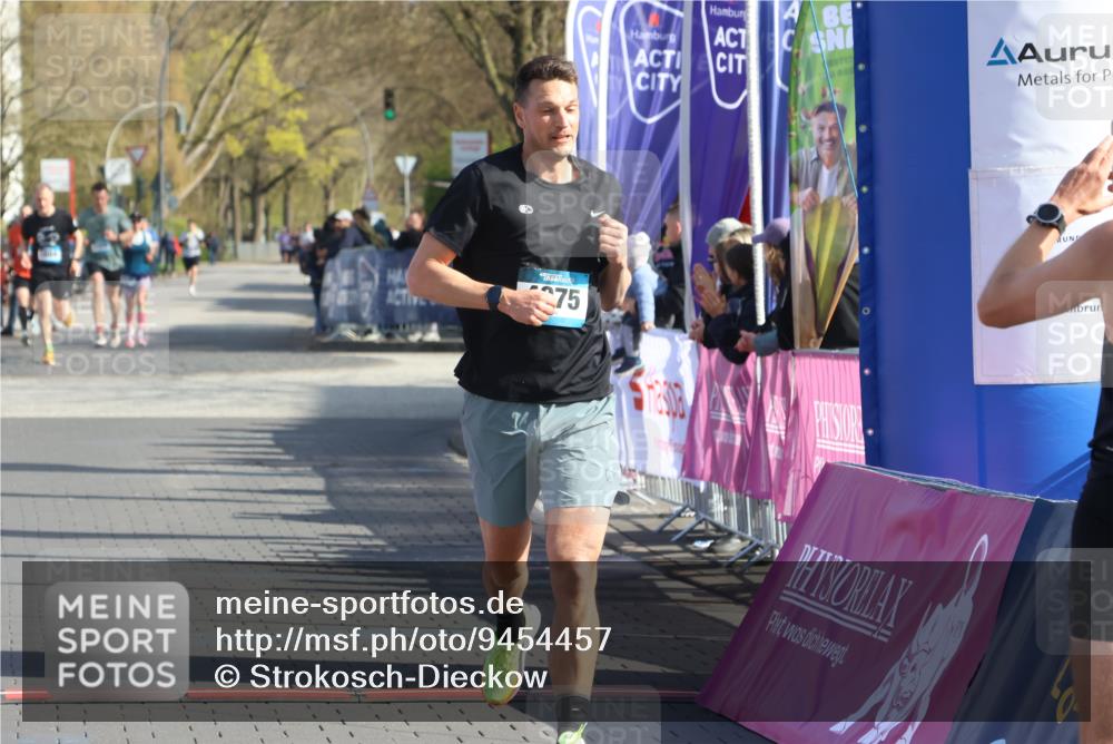 12.04.2026 - 45. Internationalen Wilhelmsburger Insellauf Strokosch-Dieckow http://msf.ph/oto/9454457 12.04.2026 10:29:48 Ziel 4975, 4027 meine-sportfotos.de