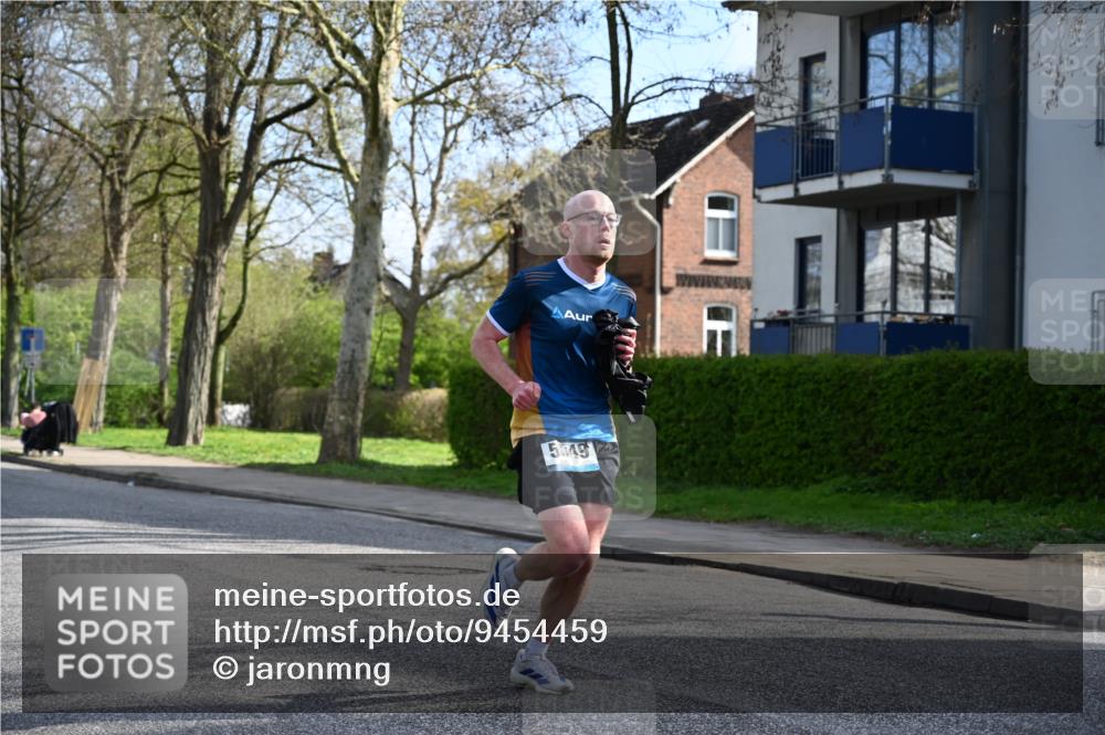 12.04.2026 - 45. Internationalen Wilhelmsburger Insellauf J. Mangold http://msf.ph/oto/9454459 12.04.2026 10:19:12 Ziel 5049, 2671, 2549, 3289, 5456, 2789, 5652, 5652, 3976 meine-sportfotos.de