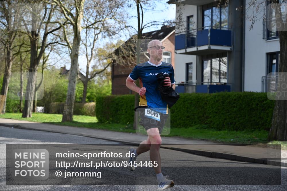 12.04.2026 - 45. Internationalen Wilhelmsburger Insellauf J. Mangold http://msf.ph/oto/9454465 12.04.2026 10:19:12 Ziel 5049, 2671, 2549, 3289, 5456, 2789, 5652, 5652, 3976 meine-sportfotos.de