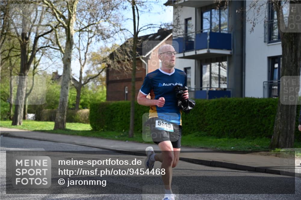 12.04.2026 - 45. Internationalen Wilhelmsburger Insellauf J. Mangold http://msf.ph/oto/9454468 12.04.2026 10:19:12 Ziel 5049, 2671, 2549, 3289, 5456, 2789, 5652, 5652, 3976 meine-sportfotos.de