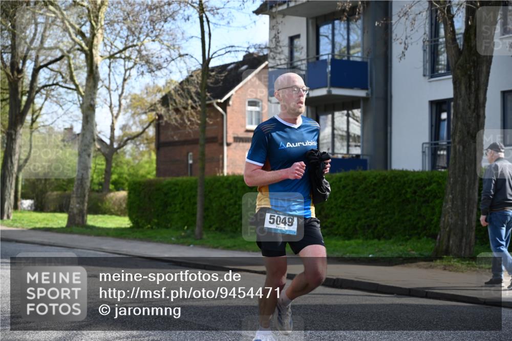 12.04.2026 - 45. Internationalen Wilhelmsburger Insellauf J. Mangold http://msf.ph/oto/9454471 12.04.2026 10:19:13 Ziel 5049, 2671, 2549, 3289, 5456, 2789, 5652, 3976 meine-sportfotos.de