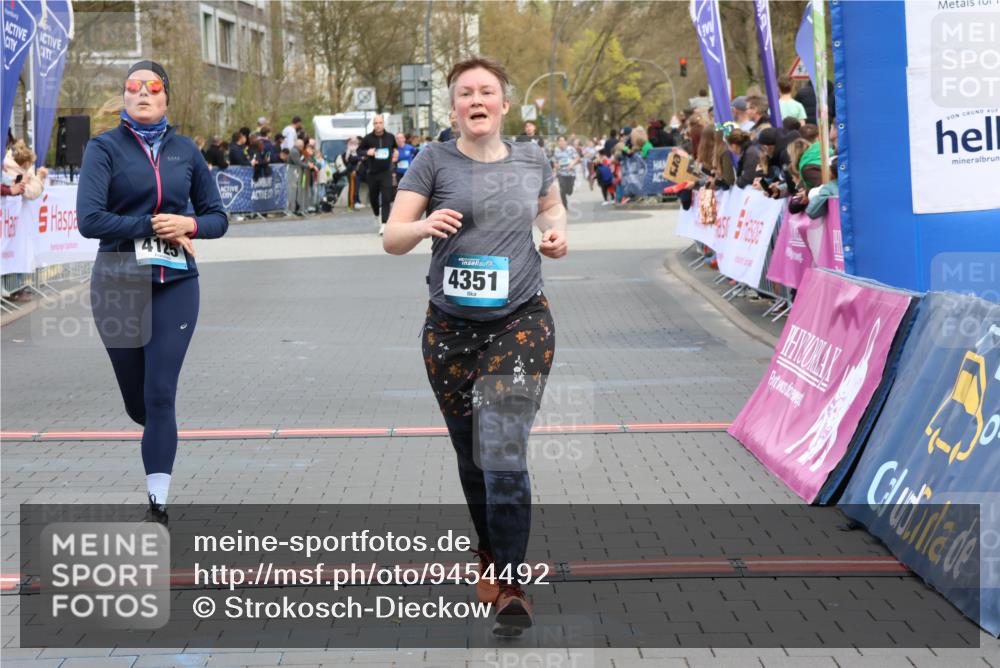 12.04.2026 - 45. Internationalen Wilhelmsburger Insellauf Strokosch-Dieckow http://msf.ph/oto/9454492 12.04.2026 13:04:49 Ziel 4951, 4115, 4351, 4125 meine-sportfotos.de