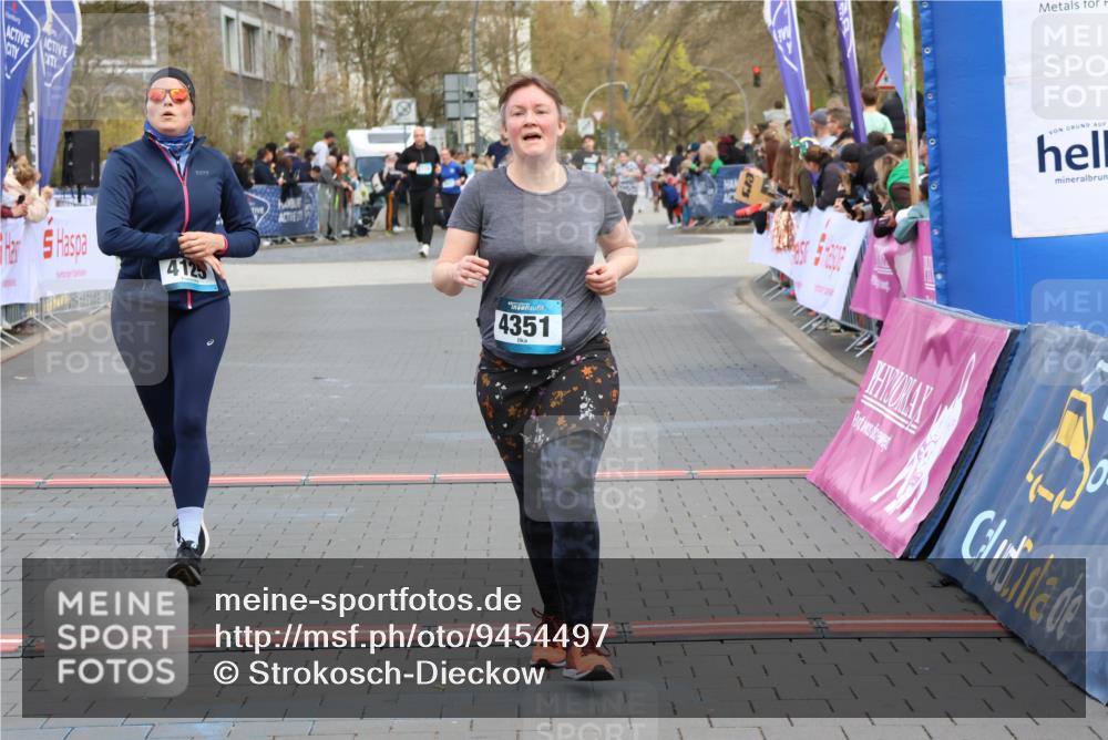 12.04.2026 - 45. Internationalen Wilhelmsburger Insellauf Strokosch-Dieckow http://msf.ph/oto/9454497 12.04.2026 13:04:49 Ziel 4951, 4115, 4351, 4125 meine-sportfotos.de