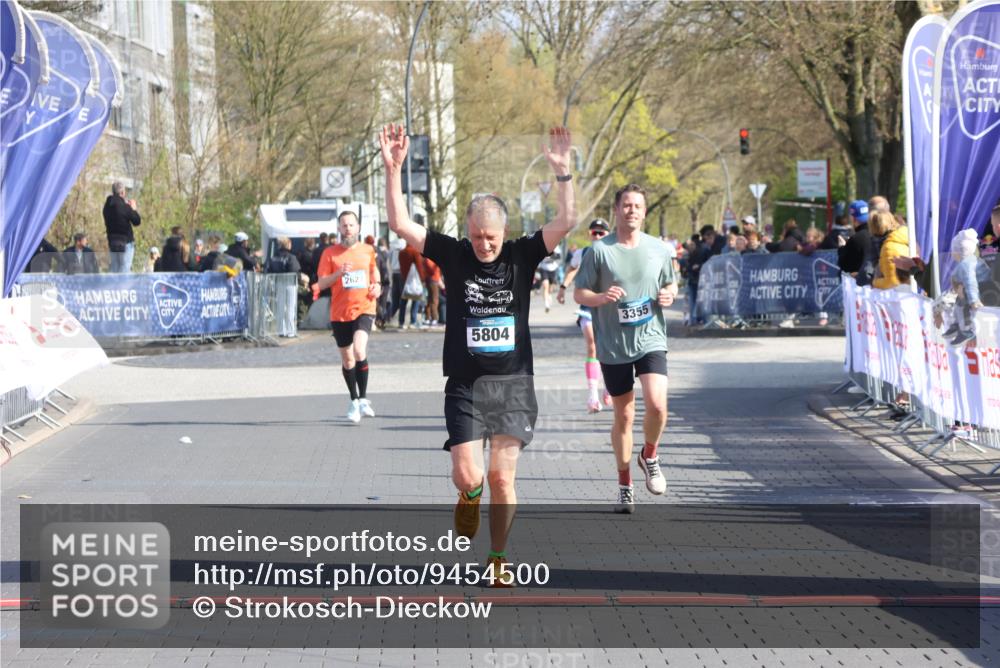 12.04.2026 - 45. Internationalen Wilhelmsburger Insellauf Strokosch-Dieckow http://msf.ph/oto/9454500 12.04.2026 10:29:55 Ziel 4027, 5804, 3355 meine-sportfotos.de