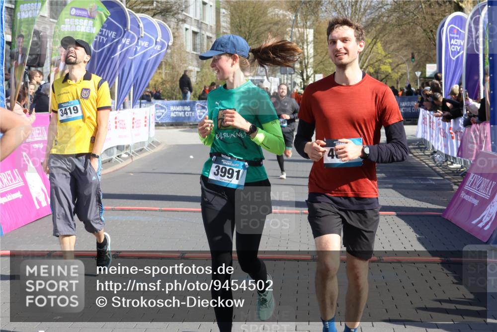 12.04.2026 - 45. Internationalen Wilhelmsburger Insellauf Strokosch-Dieckow http://msf.ph/oto/9454502 12.04.2026 10:42:37 Ziel 2222, 3419, 4042, 3991, 2262, 2263 meine-sportfotos.de