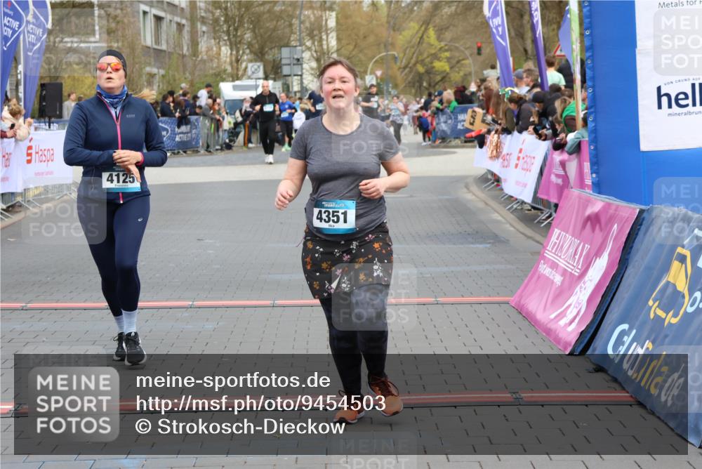 12.04.2026 - 45. Internationalen Wilhelmsburger Insellauf Strokosch-Dieckow http://msf.ph/oto/9454503 12.04.2026 13:04:49 Ziel 4951, 4115, 4351, 4125 meine-sportfotos.de