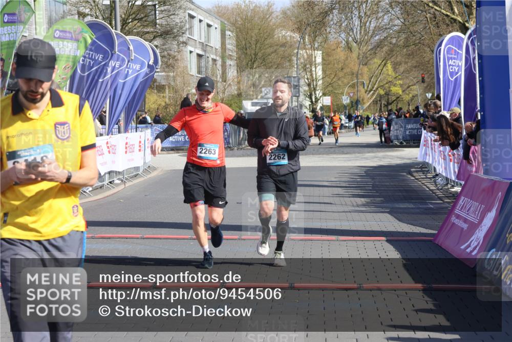 12.04.2026 - 45. Internationalen Wilhelmsburger Insellauf Strokosch-Dieckow http://msf.ph/oto/9454506 12.04.2026 10:42:40 Ziel 2262, 2263 meine-sportfotos.de