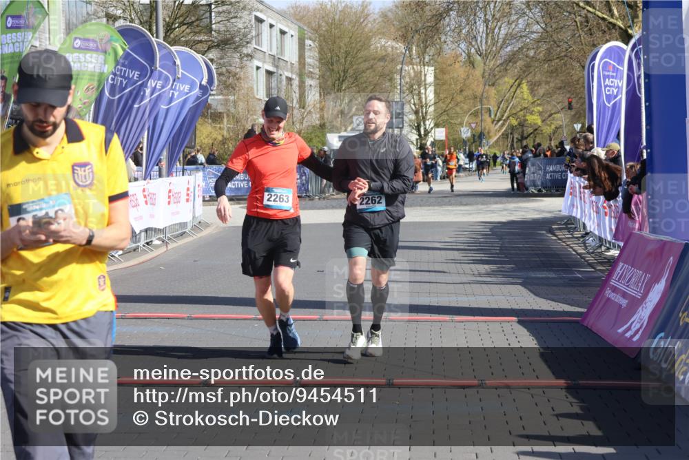 12.04.2026 - 45. Internationalen Wilhelmsburger Insellauf Strokosch-Dieckow http://msf.ph/oto/9454511 12.04.2026 10:42:40 Ziel 2262, 2263 meine-sportfotos.de