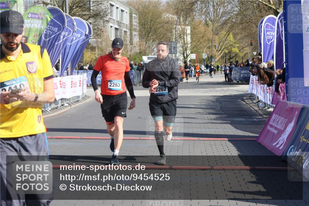 12.04.2026 - 45. Internationalen Wilhelmsburger Insellauf Strokosch-Dieckow http://msf.ph/oto/9454525 12.04.2026 10:42:40 Ziel 2262, 2263 meine-sportfotos.de