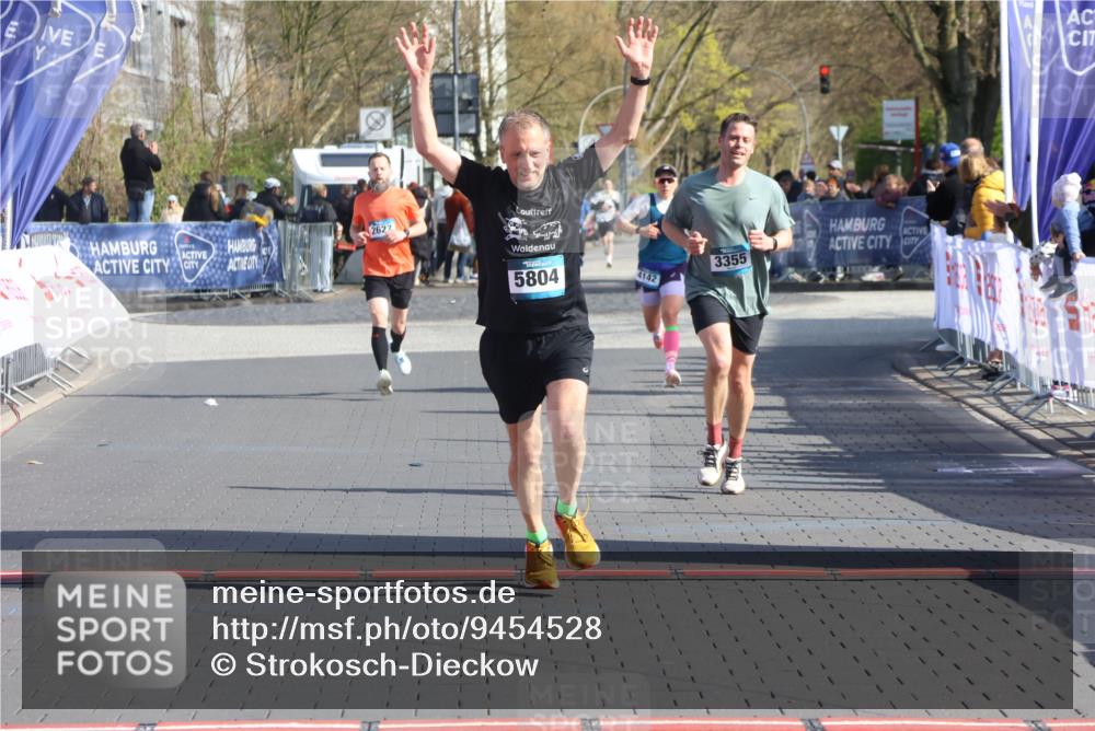 12.04.2026 - 45. Internationalen Wilhelmsburger Insellauf Strokosch-Dieckow http://msf.ph/oto/9454528 12.04.2026 10:29:55 Ziel 4027, 5804, 3355 meine-sportfotos.de