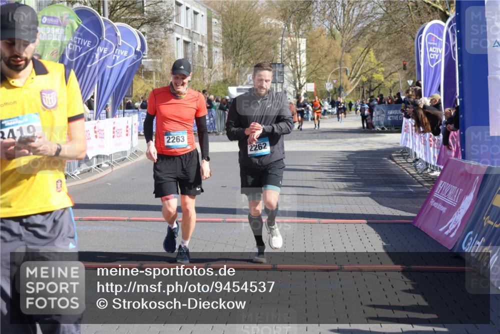 12.04.2026 - 45. Internationalen Wilhelmsburger Insellauf Strokosch-Dieckow http://msf.ph/oto/9454537 12.04.2026 10:42:40 Ziel 2262, 2263 meine-sportfotos.de