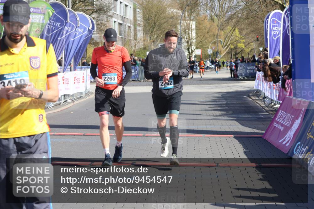 12.04.2026 - 45. Internationalen Wilhelmsburger Insellauf Strokosch-Dieckow http://msf.ph/oto/9454547 12.04.2026 10:42:40 Ziel 2262, 2263 meine-sportfotos.de