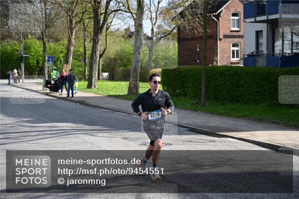 12.04.2026 - 45. Internationalen Wilhelmsburger Insellauf J. Mangold http://msf.ph/oto/9454551 12.04.2026 10:20:52 Ziel 3134, 3208, 2212, 4003, 5591, 2127, 3099, 3099 meine-sportfotos.de