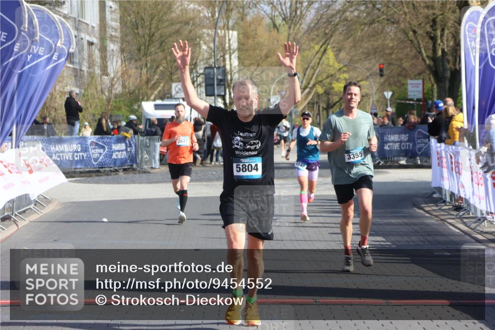 12.04.2026 - 45. Internationalen Wilhelmsburger Insellauf Strokosch-Dieckow http://msf.ph/oto/9454552 12.04.2026 10:29:56 Ziel 4027, 5804, 3355, 4142, 2627 meine-sportfotos.de