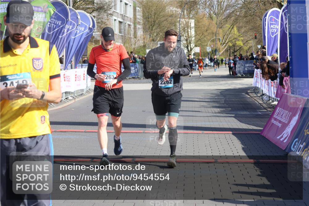 12.04.2026 - 45. Internationalen Wilhelmsburger Insellauf Strokosch-Dieckow http://msf.ph/oto/9454554 12.04.2026 10:42:40 Ziel 2262, 2263 meine-sportfotos.de