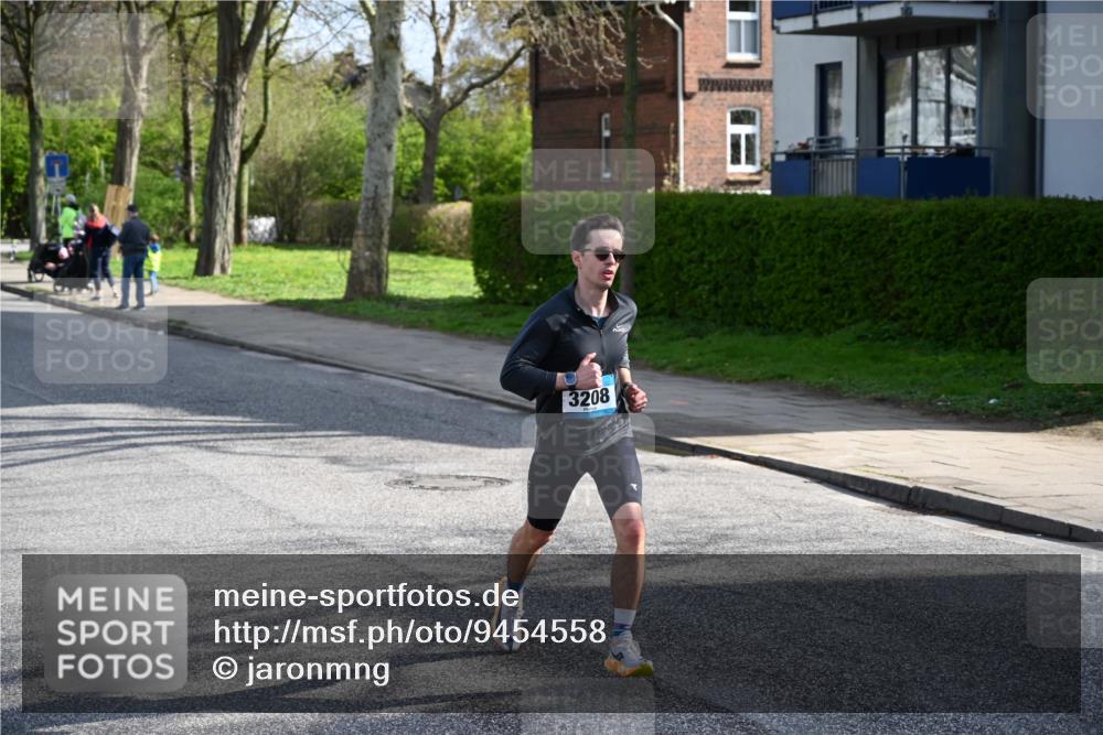 12.04.2026 - 45. Internationalen Wilhelmsburger Insellauf J. Mangold http://msf.ph/oto/9454558 12.04.2026 10:20:52 Ziel 3134, 3208, 2212, 4003, 5591, 2127, 3099, 3099 meine-sportfotos.de