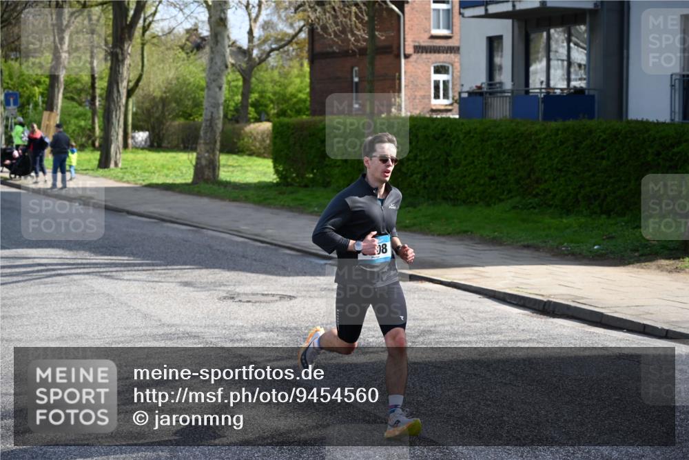 12.04.2026 - 45. Internationalen Wilhelmsburger Insellauf J. Mangold http://msf.ph/oto/9454560 12.04.2026 10:20:52 Ziel 3134, 3208, 2212, 4003, 5591, 2127, 3099, 3099 meine-sportfotos.de
