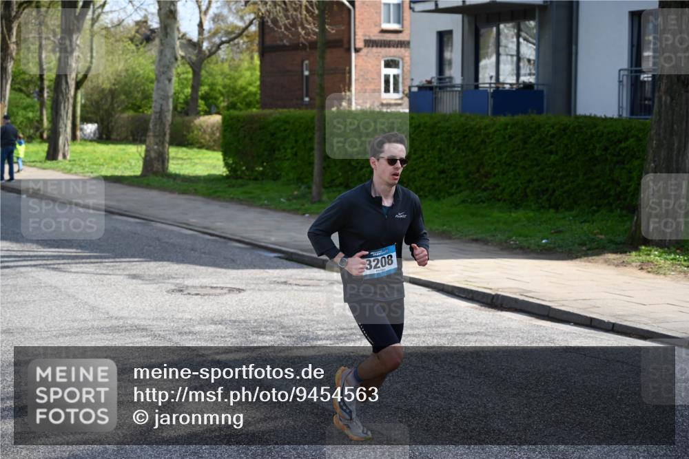 12.04.2026 - 45. Internationalen Wilhelmsburger Insellauf J. Mangold http://msf.ph/oto/9454563 12.04.2026 10:20:52 Ziel 3134, 3208, 2212, 4003, 5591, 2127, 3099, 3099 meine-sportfotos.de