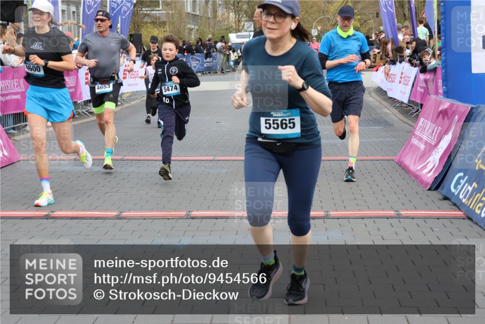 12.04.2026 - 45. Internationalen Wilhelmsburger Insellauf Strokosch-Dieckow http://msf.ph/oto/9454566 12.04.2026 13:04:42 Ziel 5257, 4647, 5565, 4600, 5474, 4653, 5420, 5599, 5620, 4951, 4115 meine-sportfotos.de