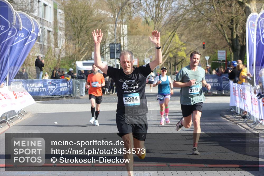 12.04.2026 - 45. Internationalen Wilhelmsburger Insellauf Strokosch-Dieckow http://msf.ph/oto/9454573 12.04.2026 10:29:56 Ziel 4027, 5804, 3355, 4142, 2627 meine-sportfotos.de