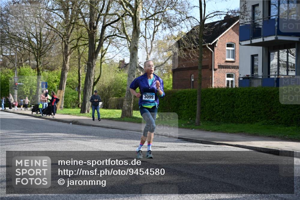 12.04.2026 - 45. Internationalen Wilhelmsburger Insellauf J. Mangold http://msf.ph/oto/9454580 12.04.2026 10:21:20 Ziel 2127, 3099, 2253, 3137, 3137, 3930, 3317 meine-sportfotos.de