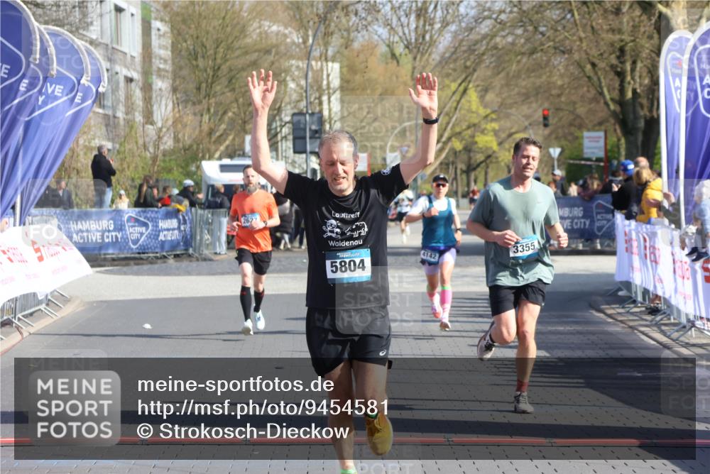 12.04.2026 - 45. Internationalen Wilhelmsburger Insellauf Strokosch-Dieckow http://msf.ph/oto/9454581 12.04.2026 10:29:56 Ziel 4027, 5804, 3355, 4142, 2627 meine-sportfotos.de