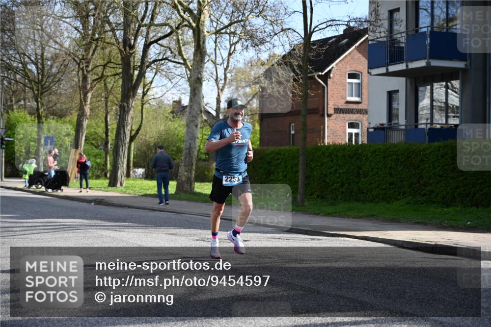 12.04.2026 - 45. Internationalen Wilhelmsburger Insellauf J. Mangold http://msf.ph/oto/9454597 12.04.2026 10:21:32 Ziel 2253, 3137, 3137, 3930, 3317, 3771, 2010 meine-sportfotos.de